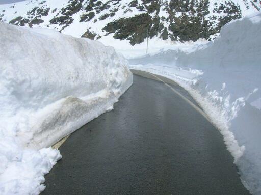 sneeuwmuren-stelvio-begin-mei-2012