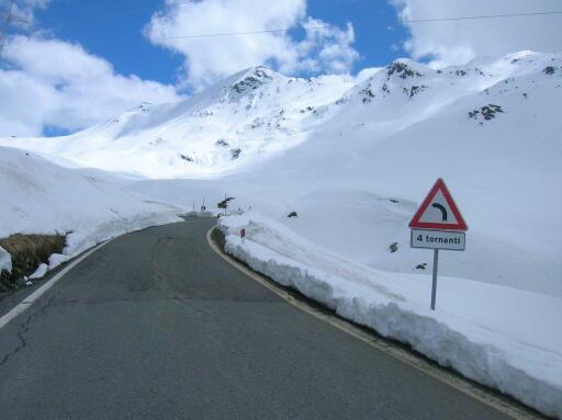 stelvio sneeuwmuur bord 4 tornanti = haarspeldbocht