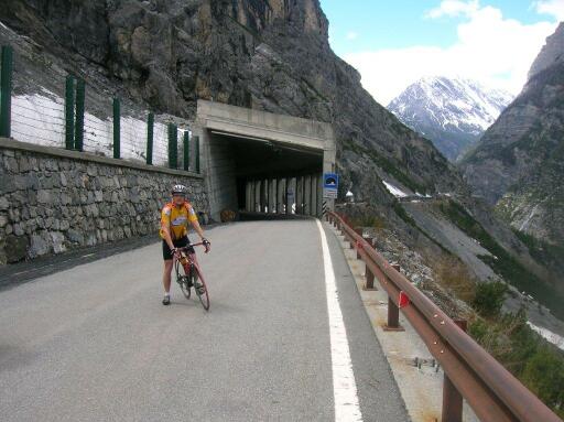 Timon voor de Stelvio Gallerij (zuidkant klim)