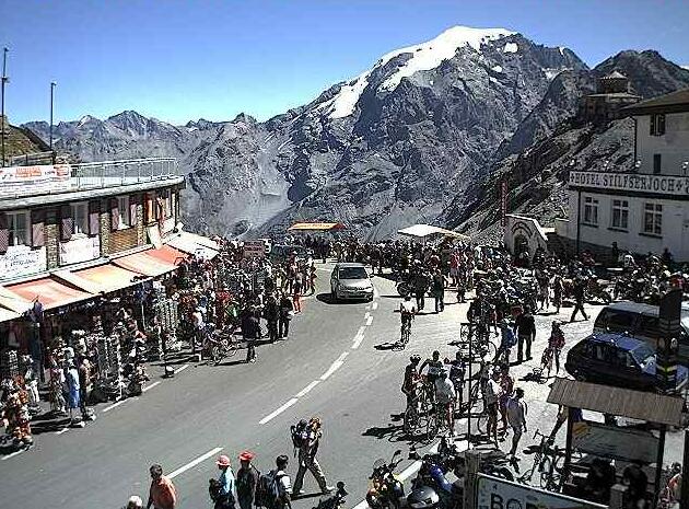 drukte op de Stelvio webcam op zaterdag 18 augustus 2012