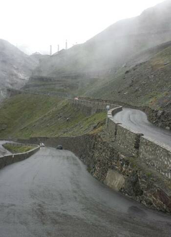 Passo Stelvio bochten naar top in de mist 2013 08 26