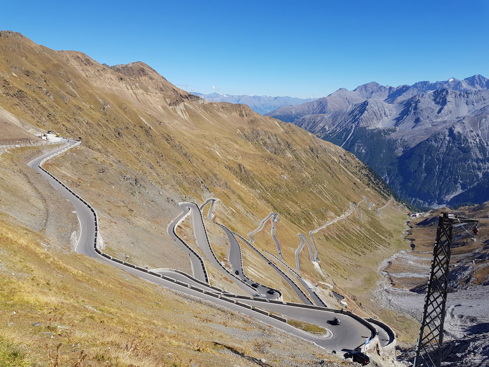 20 haarspeldbochten en wegen vanaf de top van de PassoDelloStelvio op 30 september 2018