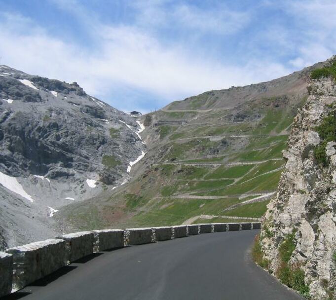 kijk op 2000 meter naar boven naar de top van de stelvio pass
