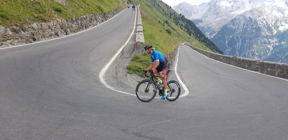 Fietser in haarspeldbocht 16 op 2320 meter op de stelvio pas juli 2022