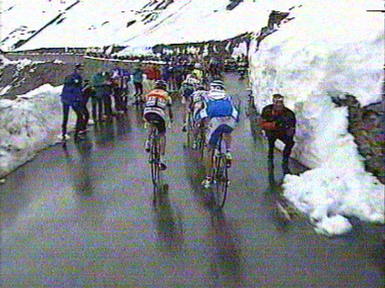 stelvio renners fietsen tussen sneeuwmuren 22 mei 2005