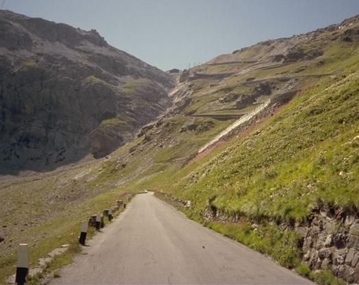 De vele bochten naar de top van de Stelvio Pass